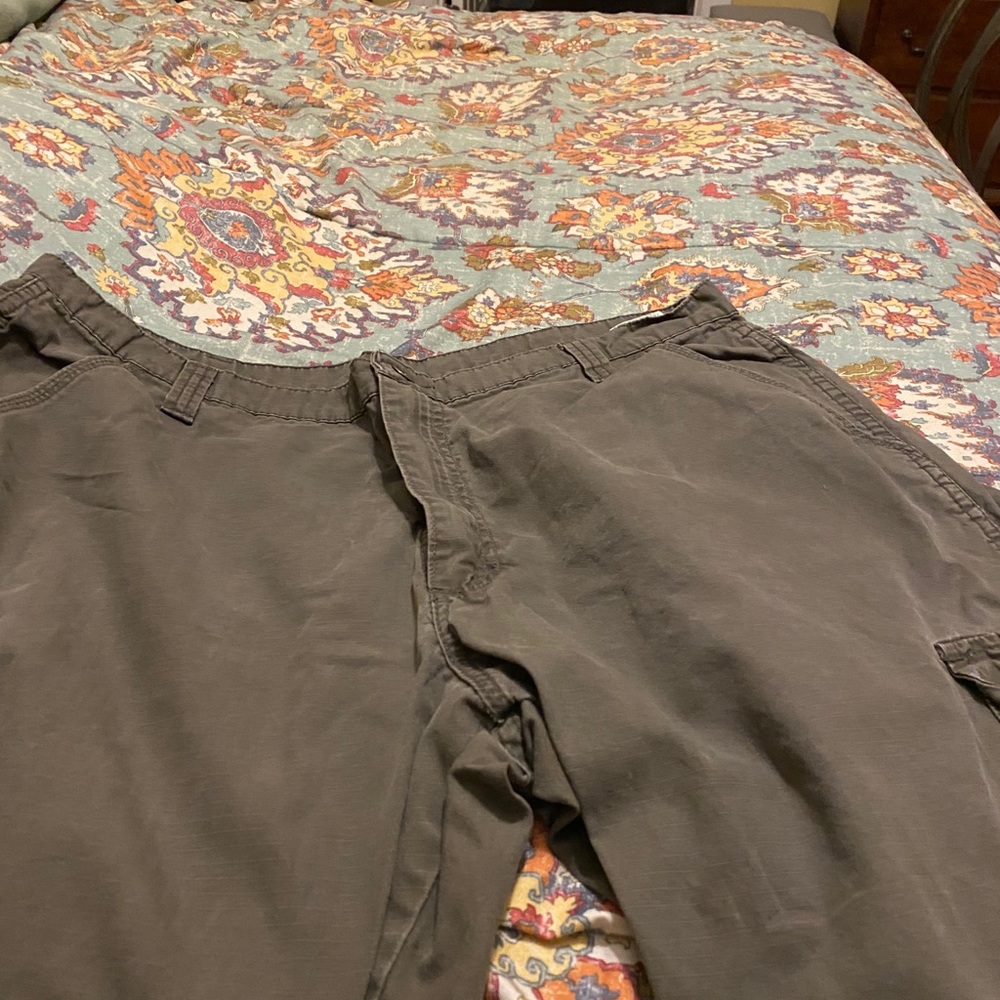 WRANGLER olive cargoes. 38X32. Rip stop material.